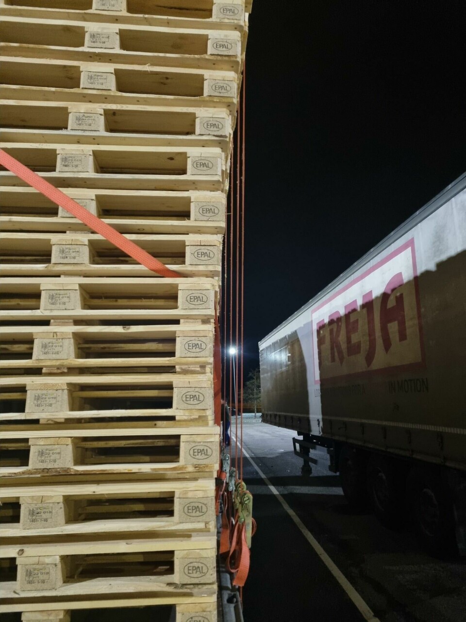 Denne pallestabelen på et polsk vogntog var ikke godt nok sikret og i ferd med å tippe da Statens vegvesen tok en kontroll av lasten. Denne pallestabelen på et polsk vogntog var ikke godt nok sikret og i ferd med å tippe da Statens vegvesen tok en kontroll av lasten.