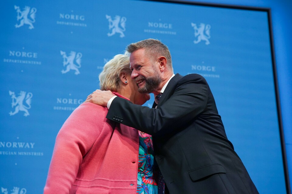 Tidligere Statsminister Erna Solberg og Bent Høie (H) gir hverandre en klem under pressekonferansen om koronasituasjonen, da meteren ble fjernet. Tidligere Statsminister Erna Solberg og Bent Høie (H) gir hverandre en klem under pressekonferansen om koronasituasjonen, da meteren ble fjernet.