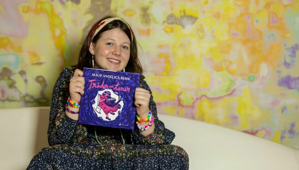 20. oktober trår Maud Angelica Behn fram, når hun debuterer både som poet og illustratør med den gjennomillustrerte og fargesterke boken «Tråder av tårer».– Det begynte med drodlerier på skolen. Jeg tegner hele tiden, og en dag dukket det opp ei jente som strikker tråder av tårer sier hun til NTB. 20. oktober trår Maud Angelica Behn fram, når hun debuterer både som poet og illustratør med den gjennomillustrerte og fargesterke boken «Tråder av tårer».– Det begynte med drodlerier på skolen. Jeg tegner hele tiden, og en dag dukket det opp ei jente som strikker tråder av tårer sier hun til NTB.