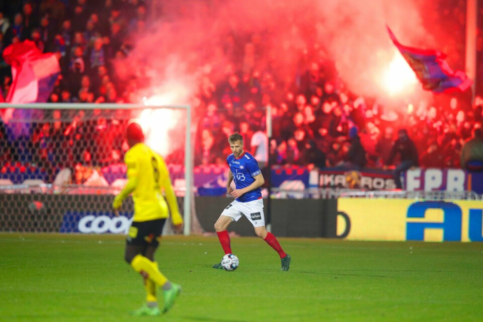 Vålerengas Ivan Näsberg under eliteseriekampen i fotball mellom Lillestrøm og Vålerenga på Åråsen stadion søndag kveld. Rammen rundt kampen var bedre enn spillet på banen i den målløse kampen mellom Lillestrøm og Vålerenga. Foto: Javad Parsa / NTB