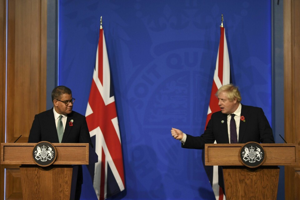 Storbritannias statsminister Boris Johnson og COP26-president Alok Sharma møtte pressen i London dagen etter at klimaforhandlerne i Glasgow spikret en avtale. Storbritannias statsminister Boris Johnson og COP26-president Alok Sharma møtte pressen i London dagen etter at klimaforhandlerne i Glasgow spikret en avtale. Foto: AP / NTB