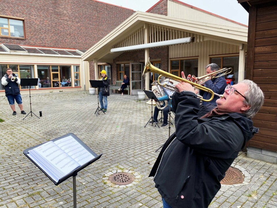 Roy Holtan (trompet) ledet de fem musikerne som spilte utekonsert i bakgården hos Rosendal sykehjem på Storhaug i mars 2020. Roy Holtan (trompet) ledet de fem musikerne som spilte utekonsert i bakgården hos Rosendal sykehjem på Storhaug i mars 2020.
