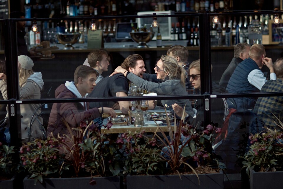 I april 2020 var det fulle uteserveringer i Stockholm, mens resten av Norden var stengt ned. I april 2020 var det fulle uteserveringer i Stockholm, mens resten av Norden var stengt ned. Foto: Andres Kudacki / AP / NTB