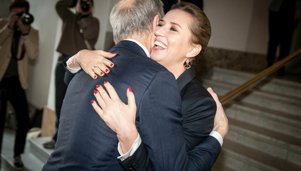 Statsminister Jonas Gahr Støre fikk en god klem av Danmarks Mette Frederiksen da de onsdag møttes under Nordisk råds samling i København. Foto: