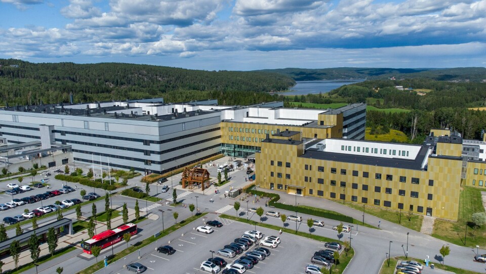 De som skal inn på sykehuset fremover, enten for konsultasjon eller for besøk, må ha på munnbind. Flyfoto av Sykehuset Østfold