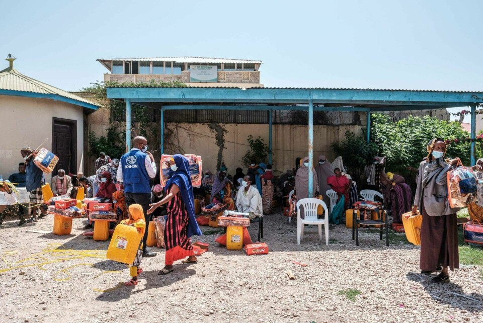 Etiopiske migranter har fått hjelpepakker ved et senter i byen Hargeisa i Somaliland. Byen er et knutepunkt langs smuglerruten til den arabiske halvøy. Ethiopian migrants hold items during an assistance packages distribution for migrants at an International Organization for Migration (IOM) center in the city of Hargeisa, Somaliland, on September 19, 2021. - As attempts to cross the Mediterranean have intensified, and a migrant crisis has erupted on the EU border, away from the spotlight another of the world's busiest smuggling routes is quietly swinging back into gear.Thousands of migrants are trying to leave Africa, their destination isn't Europe, but the Arabian Peninsula.This so-called 'Eastern Route' is perilous and sometimes fatal, with migrants crossing scorching desert, rough seas and active war zones in search of economic opportunity.The journey takes migrants from the Horn of Africa across the Gulf of Aden to war-torn Yemen.From there they traverse vast stretches of hostile territory in the hope of reaching Saudi Arabia and other Gulf states, and finding work. (Photo by EDUARDO SOTERAS / AFP)