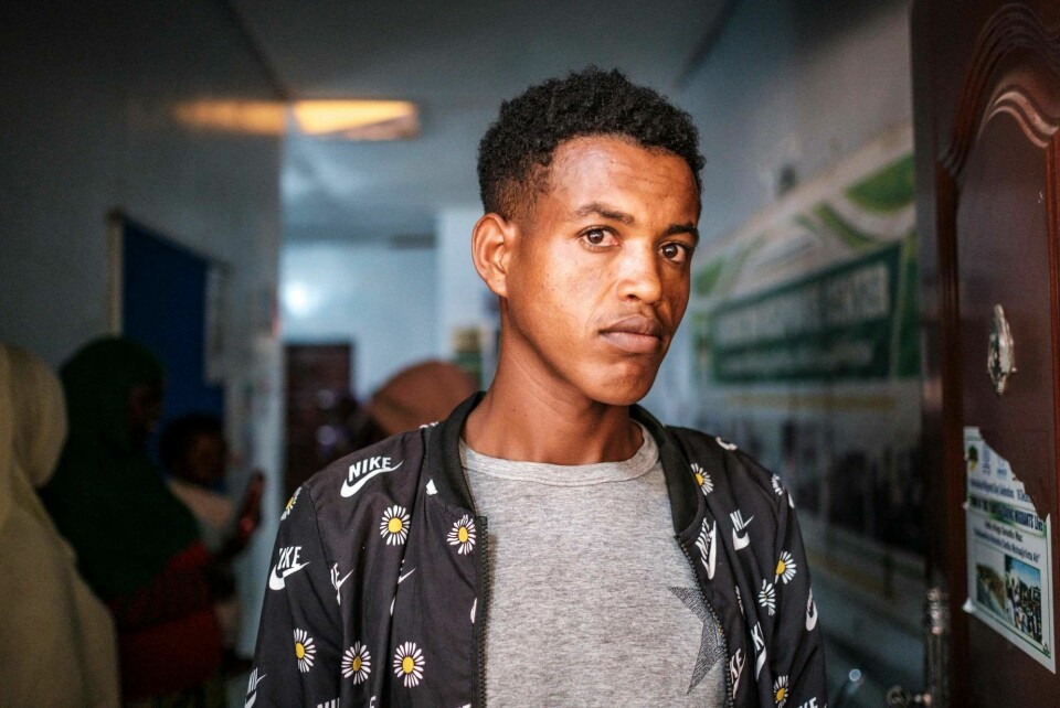 Etiopieren Fentahun (19) er blant tusenvis av migranter som prøver å forlate Afrika. Målet hans er ikke Europa, men den arabiske halvøy. Det skulle ikke bli så enkelt som han ble fortalt. Fentahun Derebe, a 19-year-old Ethiopian migrant, is photographed in an International Organization for Migration (IOM) center in the city of Hargeisa, Somaliland, on September 19, 2021. - As attempts to cross the Mediterranean have intensified, and a migrant crisis has erupted on the EU border, away from the spotlight another of the world's busiest smuggling routes is quietly swinging back into gear.Thousands of migrants are trying to leave Africa, their destination isn't Europe, but the Arabian Peninsula.This so-called 'Eastern Route' is perilous and sometimes fatal, with migrants crossing scorching desert, rough seas and active war zones in search of economic opportunity.The journey takes migrants from the Horn of Africa across the Gulf of Aden to war-torn Yemen.From there they traverse vast stretches of hostile territory in the hope of reaching Saudi Arabia and other Gulf states, and finding work. (Photo by EDUARDO SOTERAS / AFP)