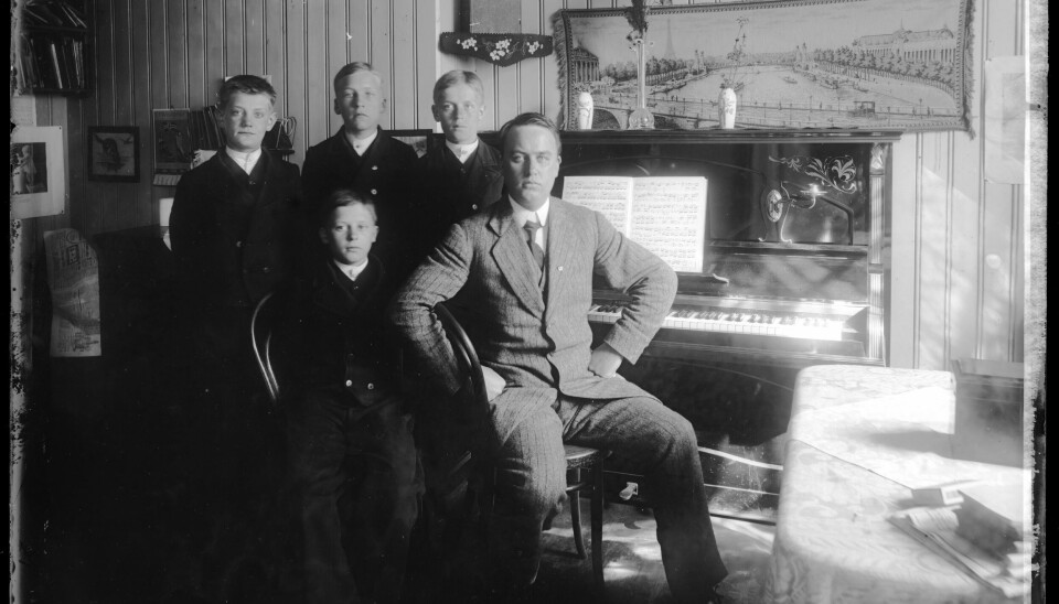 I tillegg til pliktsangen kom alle sangøvelsene som en hemsko for skolegangen på Waisenhuset. Foto fra ca. 1905, etter at pliktsangen oppførte. I tillegg til pliktsangen kom alle sangøvelsene som en hemsko for skolegangen på Waisenhuset. Foto fra ca. 1905, etter at pliktsangen oppførte.