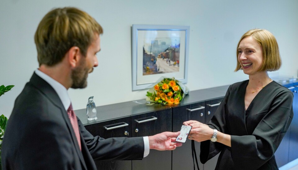Påtroppende næringsminister Jan Christian Vestre (Ap) overtar nøkkelen fra forgjenger Ielin Nybbø (V). Hun tror på markedets egenvilje. Han vil styre det. Påtroppende næringsminister Jan Christian Vestre (Ap) overtar nøkkelen fra forgjenger Ielin Nybbø (V). Hun tror på markedets egenvilje. Han vil styre det.