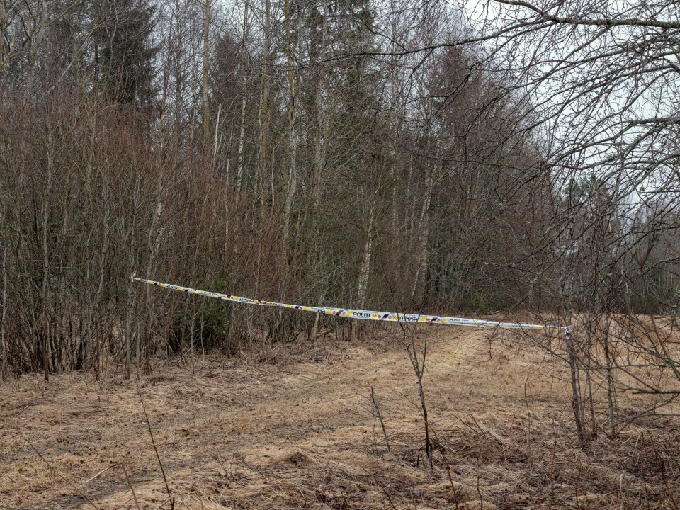 Under pandemien vinteren 2021 reiste fotograf Adrian Øhrn Johansen langs den norsk-svenske grensen, fra Halden i sør til Narvik i nord, for å dokumentere stengte grenseoverganger. Det ble et møte med pandemiens konsekvenser for enkeltmennesker, men opplevdes tidvis også litt komisk. – Det var jo ikke helt Nord-Korea, akkurat, men heller litt sånn uskyldige hjemmesnekra sperringer som så ut som noe Pippi hadde laga. Under pandemien vinteren 2021 reiste fotograf Adrian Øhrn Johansen langs den norsk-svenske grensen, fra Halden i sør til Narvik i nord, for å dokumentere stengte grenseoverganger. Den 1630 kilometer lange grensen er den eldste og lengste mellom to land i Europa og har vært uendret siden 1751. Den strekker seg hele 1630 kilometer fra Iddefjorden i sør til Treriksrøysen i Storfjord i nord.Det fikk fotograf Adrian Øhrn Johansen til å legge ut på en 8–9000 kilometer lang bilreise sist vinter, for å dokumentere virkningene av den historiske grensestengningen for folk og samfunn.Grensen er langt mer enn svenskehandel, minner Johansen om. Det var familier som ikke fikk sett hverandre i bursdager og begravelser, besteforeldre som var atskilt fra barnebarn gjennom måneder, kolleger som ikke kunne møtes og mange småbedrifter som ikke kunne samarbeide lokalt.