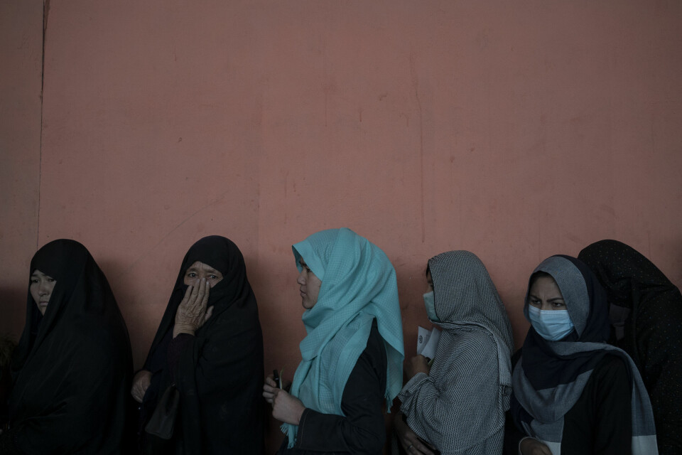 Kvinner venter i kø for å få kontanter i en utdeling organisert av Verdens matvareprogram (WFP) i Kabul. Kvinner venter i kø for å få kontanter i en utdeling organisert av Verdens matvareprogram (WFP) i Kabul.