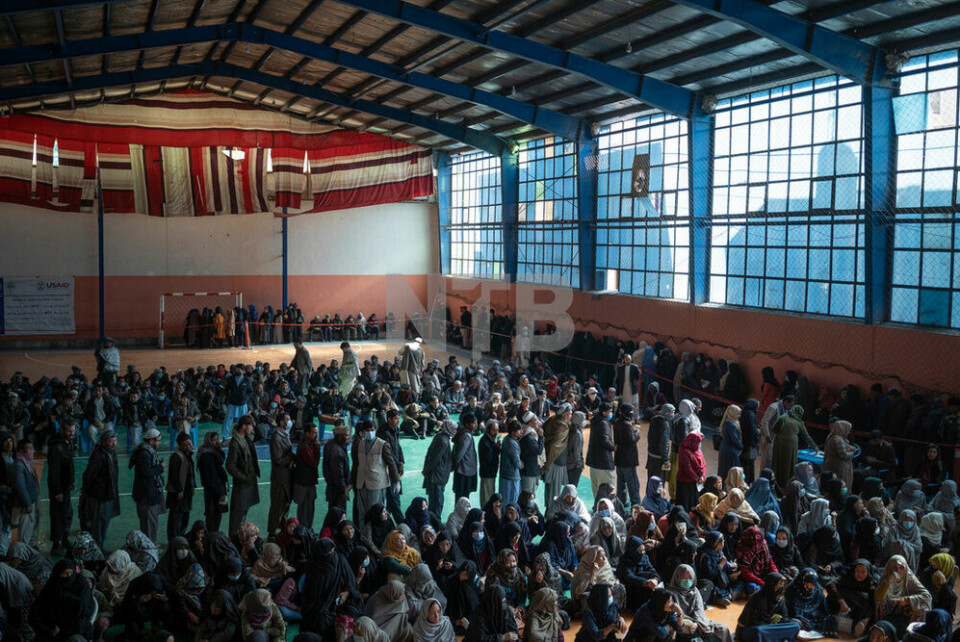 Mennesker står i kø for å få penger utdelt av Verdens matvareprogram i Kabul. Mennesker står i kø for å få penger utdelt av Verdens matvareprogram i Kabul.