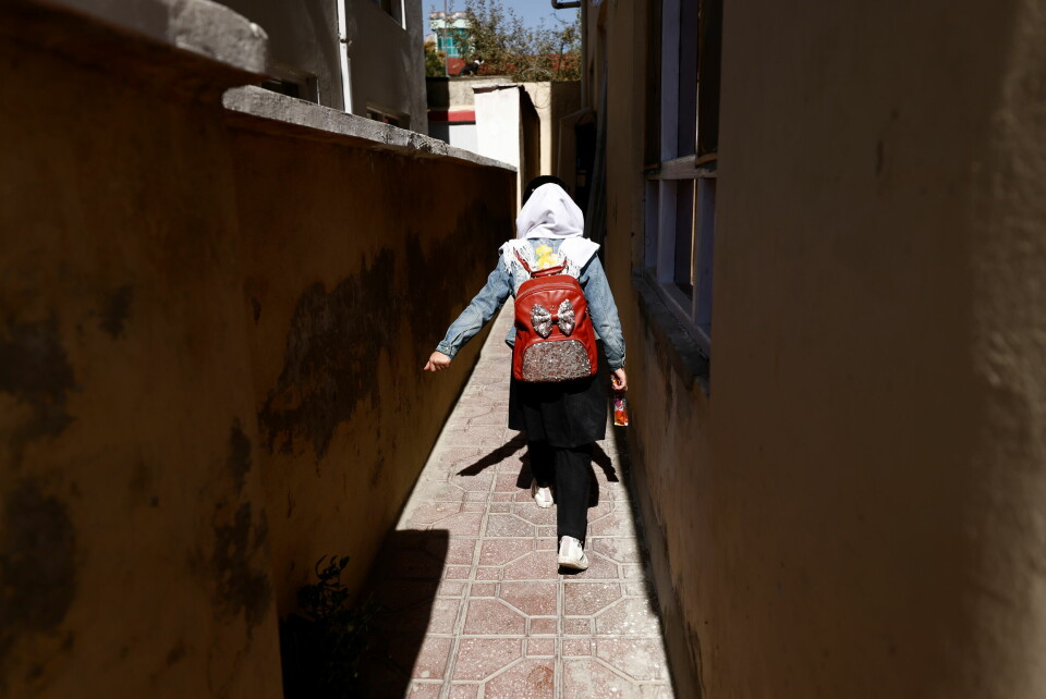 10 år gamle Hadia går hjem fra skolen i Kabul i oktober i år. Etter at Taliban igjen tok makta i landet har et stort spørsmål vært hva som skal skje med jenters skolegang. 10 år gamle Hadia går hjem fra skolen i Kabul i oktober i år. Etter at Taliban igjen tok makta i landet har et stort spørsmål vært hva som skal skje med jenters skolegang.