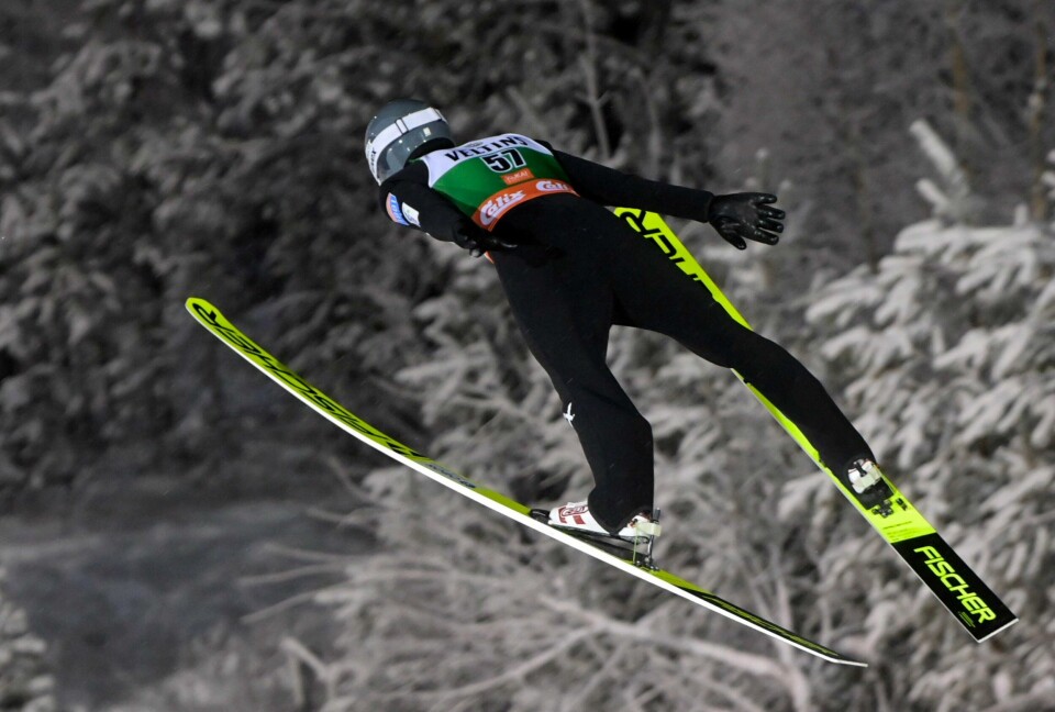 Jarl Magnus Riiber er i ledelsen etter hoppingen i kombinertpremieren i Ruka. Jarl Magnus Riiber ble nummer tre i den provisoriske omgangen i Ruka. Foto: Vesa Moilanen/Lehtikuva via AP / NTB