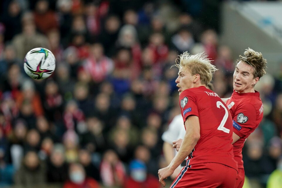 Kristian Thorstvedt har sendt i vei nikken som traff stolpen i lørdagens kamp mot Latvia. Morten Thorsby kan bare følge med på det som ble Norges niende stolpetreff i denne kvalifiseringen Kristian Thorstvedt har sendt i vei en nikk som gikk i stolpen bak Latvias keeper i VM-kvalifiseringskampen på Ullevaal. Foto: Terje Pedersen / NTB