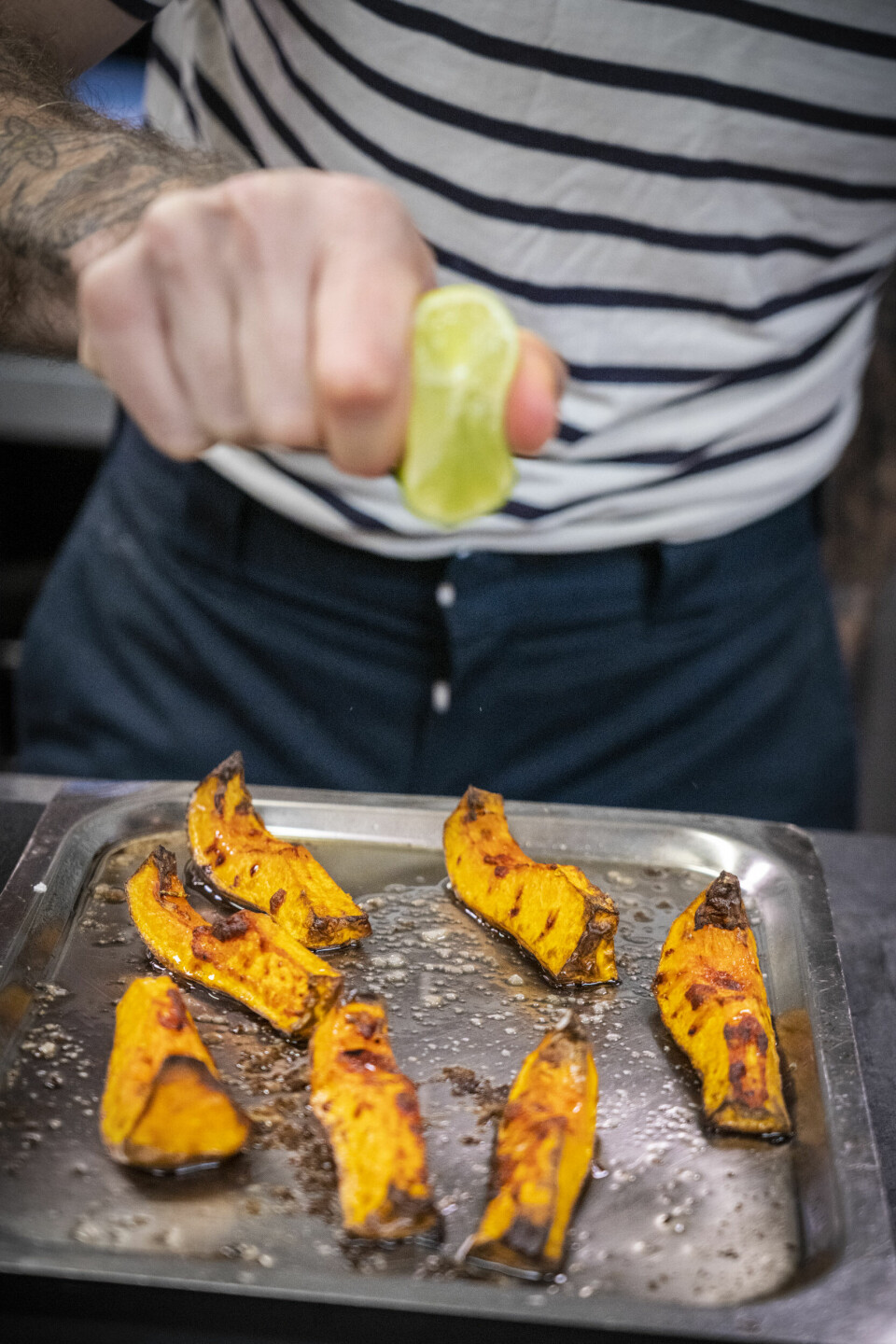 Det er lime i chilipureen, men gresskaret tåler også noen ekstra dråper etter baking. Det er lime i chilipureen, men gresskaret tåler også noen ekstra dråper etter baking.