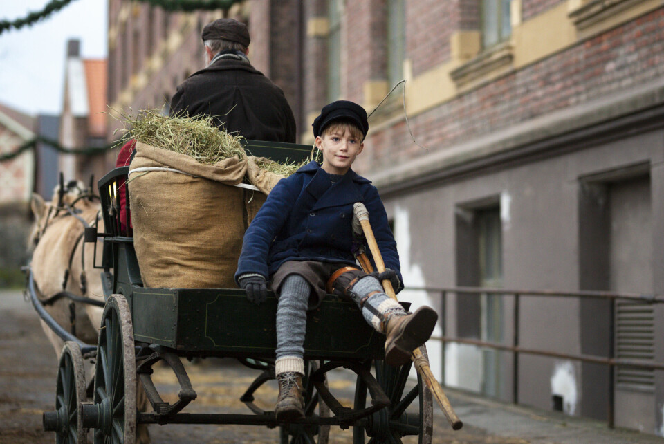 Hovedpersonen i NRKs nye julekalender av året er Luka (Lukas Langmyr Mabin), tiåringen som bor i fattigstrøket i Vika og som blir kjent med folket som driver Kristiania magiske tivolitheater. Hovedpersonen i NRKs nye julekalender av året er Luka (Lukas Langmyr Mabin), tiåringen som bor i fattigstrøket i Vika og som blir kjent med folket som driver Kristiania magiske tivolitheater.