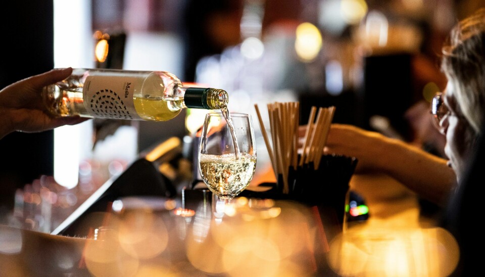Arbeidsledigheten i Rogaland er på to prosent. Antall ledige er stort sett det samme som i november, men denne uken har Nav fått 1000 varslinger om mulige permitteringer. Mange av dem i hardt rammede restaurantbransjen. Vin og drinker serveres i baren på Debaser Strand i Stockholm i forbindelse med gjenåpning av Sverige etter pandemien tidligere i år.Foto: Pontus Lundahl / TT NYHETSBYRÄN / NTB