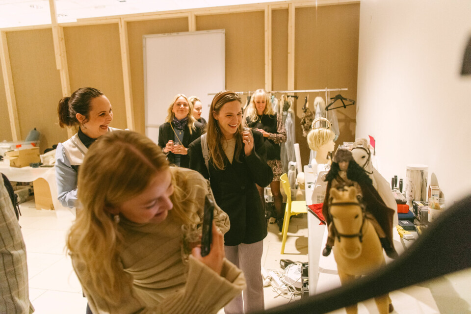 Cecilie Mosli og Astrid Smeplass synes det er artig gjensyn med kostymene fra filmen om Askepott. Cecilie Mosli og Astrid Smedplass synes det er artig gjensyn med kostymene fra filmen om Askepott.