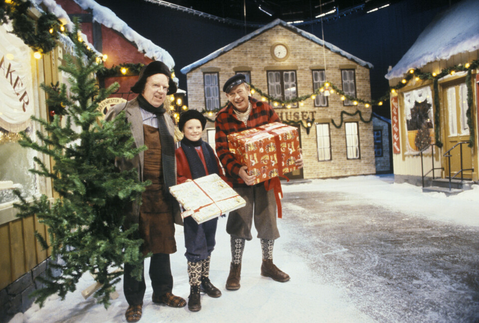 To av melodiene fra «Jul i skomakergata», som var NRKs første julekalenderserie, har fått plass i Fredrikstad kommunes adventsprogram. TV-serien «Jul i skomakergata» har vært en suksess for liten og stor siden den ble sendt på NRK første gang i adventstida 1979. Her skomaker Andersen (t.v.) i Henki Kolstad sin skikkelse sammen med to andre skuespillere.