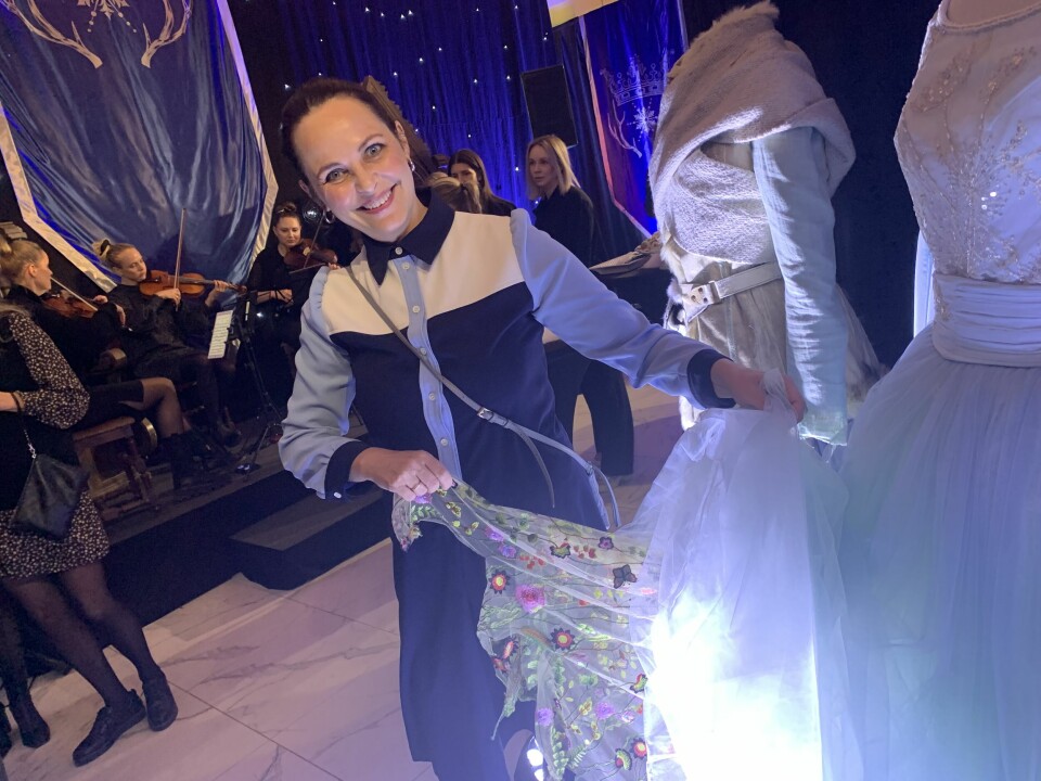 Cecilie Mosli viser at under det isblå tyllskjørtet til Askepott ligger våren på lur, i form av et skjørt med broderte vårblomster. Cecilie Mosli viser kostymene fra Tre nøtter til Askepott.