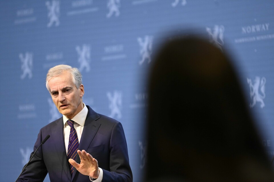 Statsminister Jonas Gahr Støre tar grep. Samtidig som man vil holde hjulene i gang. Det er en vanskelig balansegang, det er en vanskelig øvelse i kommunikasjon, skriver Dagsavisen på lederplass. .