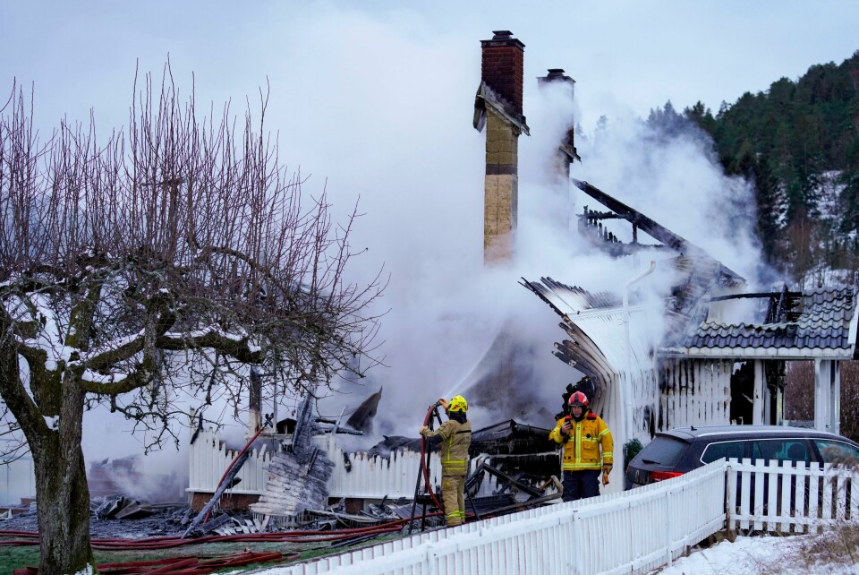 Søndag var det sørgegudstjeneste i Svelvik kirke, etter at fire personer døde i forbindelse med brannen i Svelvik natt til mandag. Foto: Terje Bendiksby / NTB Mannskap fra brann- og redningsetaten ved ruinene av et bolighus i Svelvik i Drammen kommune som ble totalskadd i brann natt til mandag. Foto: Terje Bendiksby / NTB
