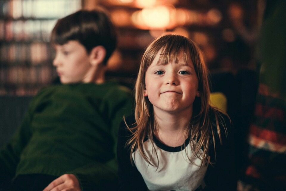 Dessverre er det ikke alle barn som sitter igjen med bare gode minner fra julefeiring med de voksne. Så mange som 90.000 barn vokser opp med en mamma eller pappa som drikker for mye alkohol, det viser tall fra Folkehelseinstituttet. Illustrasjonsfoto: Av-og til Dessverre er det ikke alle barn som sitter igjen med bare gode minner fra julefeiring med de voksne. Så mange som 90.000 barn vokser opp med en mamma eller pappa som drikker for mye alkohol, det viser tall fra Folkehelseinstituttet. Illustrasjonsfoto: Av-og til