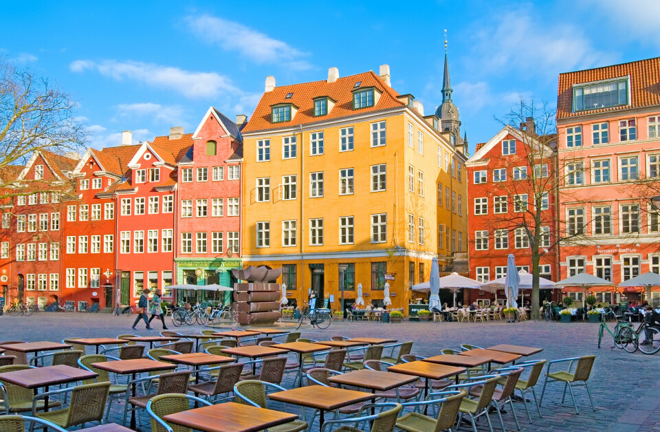 Gråbrødretorv i København byr på hyggelige fortauskafeer, grønne trær, brosteinsgulv av høy kvalitet og vakre fasader som rammer inn plassen. En perfekt oppskrift for et attraktivt byrom. Gråbrødretorv i København