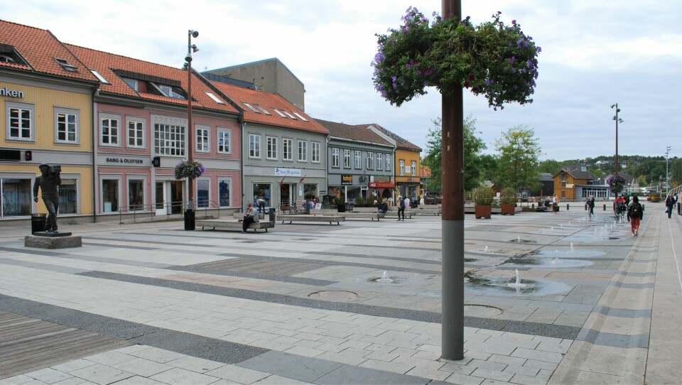I en nær fortid var bilen hovedpersonen også i Fredrikstad. Men torg og plasser som tidligere var parkering har de siste årene tatt tilbake sin opprinnelige funksjon som sosiale møteplasser, skriver spaltist Pernille Kolstad Heen. Stortorvet i Fredrikstad.