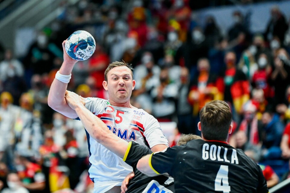Norges Sander Sagosen og Tysklands Johannes Golla under håndballkampen mellom Tyskland og Norge på Ondrej Nepela Arena i Bratislava under EM 2022 i Slovakia og Ungarn. Håndball
