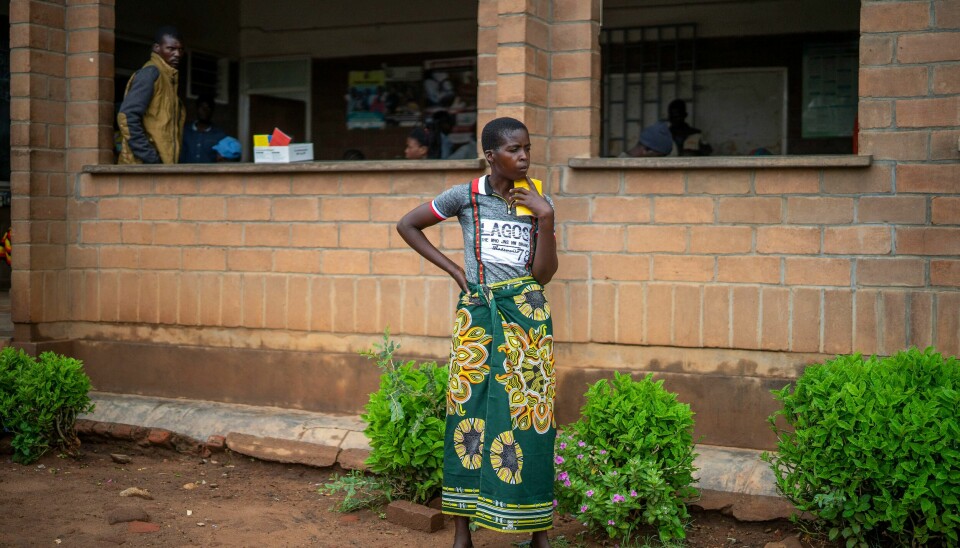Hvert år kunne 10 % av min husholdnings inntekt ført til distribusjon av 2040 malarianett, skriver kronikkforfatteren. Avbildet er en kvinne utenfor et helsesenter i Malawi, et av landene som er hardest rammet av malaria.