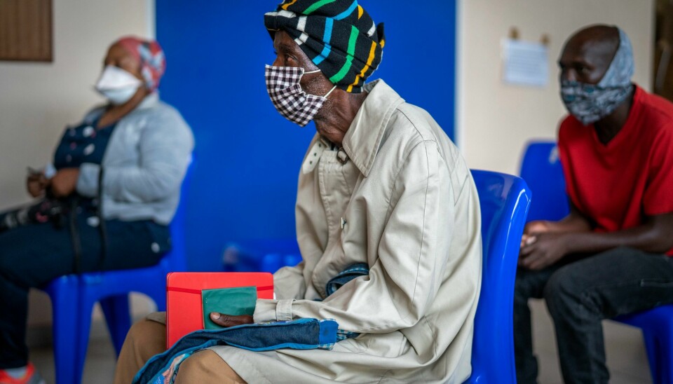 Pasienter venter på å få vaksine på Baragwanath-sykehuset i Soweto i Sør-Afrika etter Omikron-utbruddet. Pasienter venter på å få vaksine på Baragwanath-sykehuset i Soweto i Sør-Afrika etter Omikron-utbruddet.