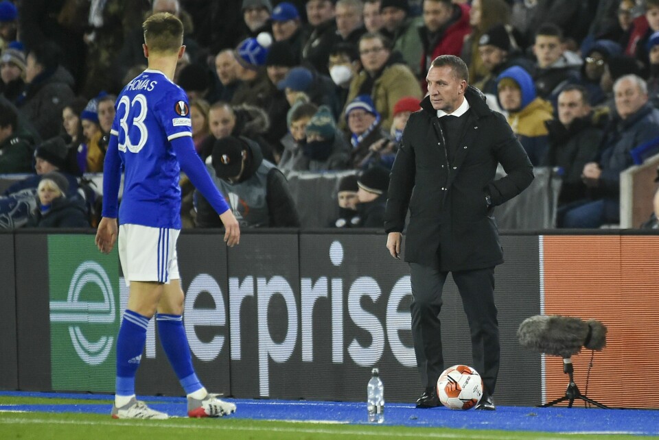 Leicester-manager Brendan Rodgers lot sin irritasjon skinne igjennom da han onsdag bekreftet at laget ikke fikk medhold hos Premier League om en utsettelse av torsdagens hjemmekamp mot Tottenham. Leicester-manager Brendan Rodgers lot sin irritasjon skinne igjennom da han onsdag bekreftet at laget ikke fikk medhold hos Premier League om en utsettelse av torsdagens hjemmekamp mot Tottenham. Foto: Rui Vieira / AP / NTB