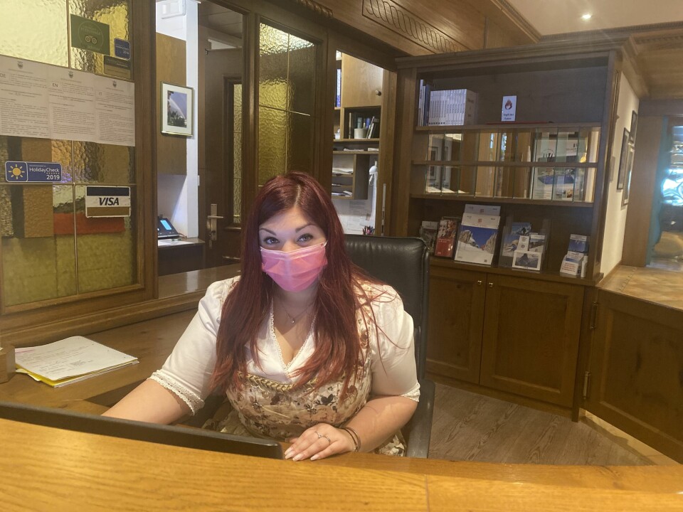 Sara Popsodero sitter i resepsjonen på et av Canazeis mange hoteller. Hun er bekymret for hva som skjer videre. Sara Popsodero sitter bak skranken.