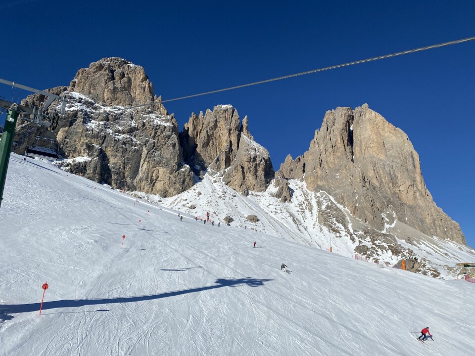 Det er god plass i bakken for dem som har vendt nesa mot Val di Fassa. Slalåmbakke i Val di Fassa med få folk i løypa.