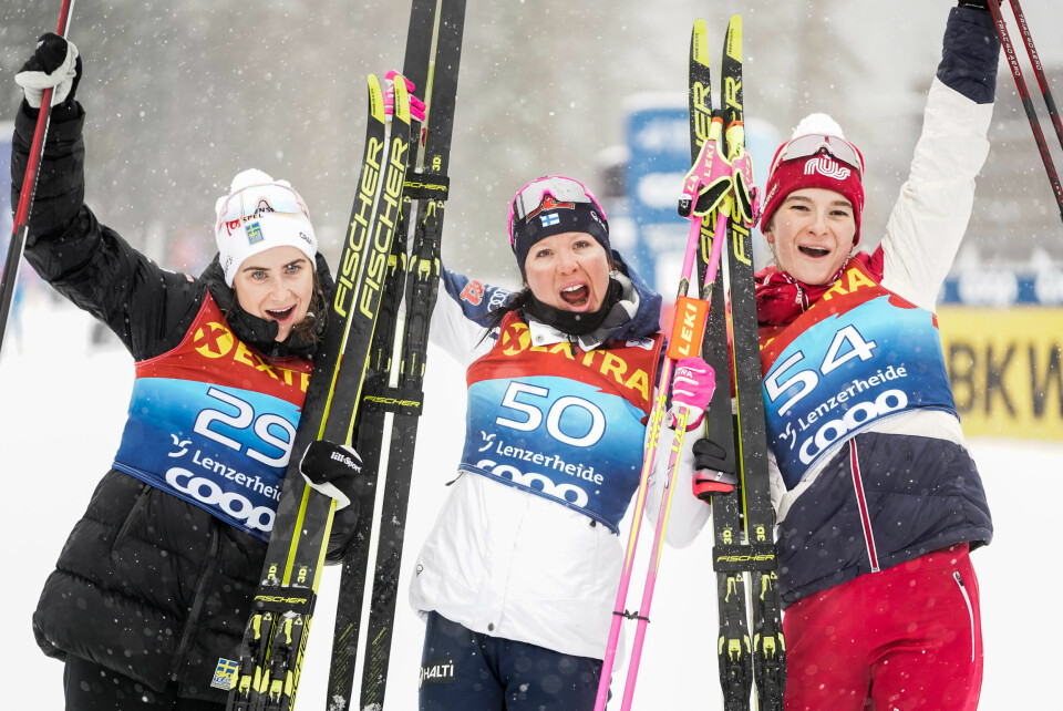 Finske Kerttu Niskanen jubler etter seier på 10 km klassisk for kvinner under Tour de Ski i Lenzerheide. Ebba Andersson (t.v.) kom på 2. plass og russiske Natalia Neprjajeva kom på 3. plass. Finske Kerttu Niskanen jubler etter seier på 10 km klassisk for kvinner under Tour de Ski i Lenzerheide. Ebba Andersson (t.v.) kom på 2. plass og russiske Natalia Neprjajeva kom på 3. plass.