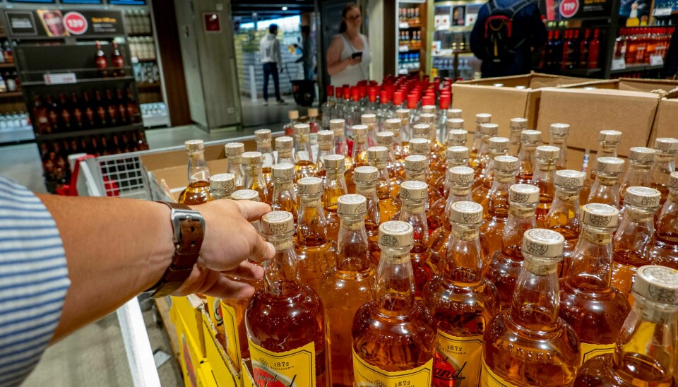 Fra taxfree-handelen på båten mellom Strømstad og Sandefjord. Det blir slutt på at reisende får bytte tobakkskvoten med alkohol. Foto: Geir Olsen / NTB