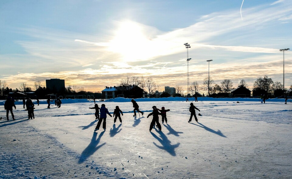 Store og små går på skøyter på Nordre Åsen idrettspark i 2019. Nå er det igjen fine forhold for skøyteisen. Foto: Barn går på skøyter