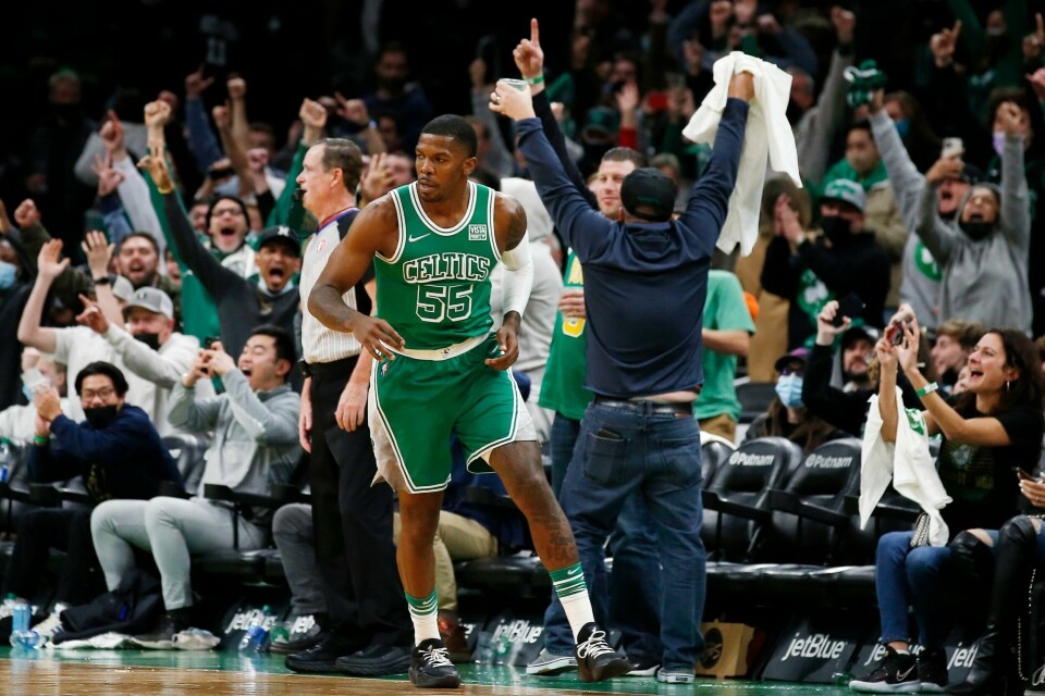 Fansen jublet da Joe Johnson fikk sjansen mot slutten av kampen mot Cleveland. Fansen jublet da Joe Johnson fikk sjansen mot slutten av kampen mot Cleveland. Foto: Winslow Townson / AP / NTB