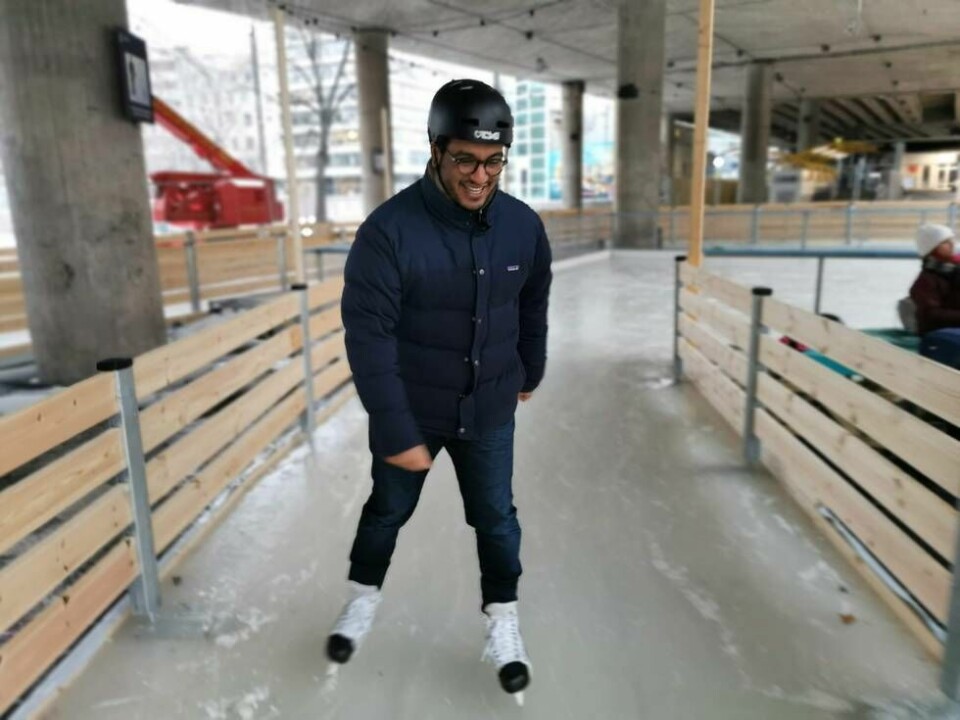 Idrettsbyråd Omar Samy Gamal (SV) tester skøytebanen i Olafiagangen i fjor. I år er banen bygd om, men den er ikke åpen ennå. Idrettsbyråd på ustø skøyter