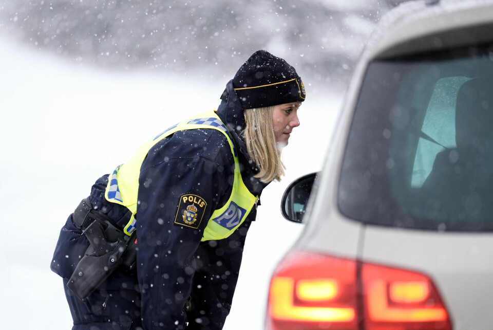 Svinesund, Sverige 20211228. Reisende til Sverige må vise negativ koronatest ved passering på grensestasjonene.Foto: Fredrik Hagen / NTB Reisende til Sverige må vise negativ koronatest ved passering på grensestasjonene. Foto: Fredrik Hagen / NTB