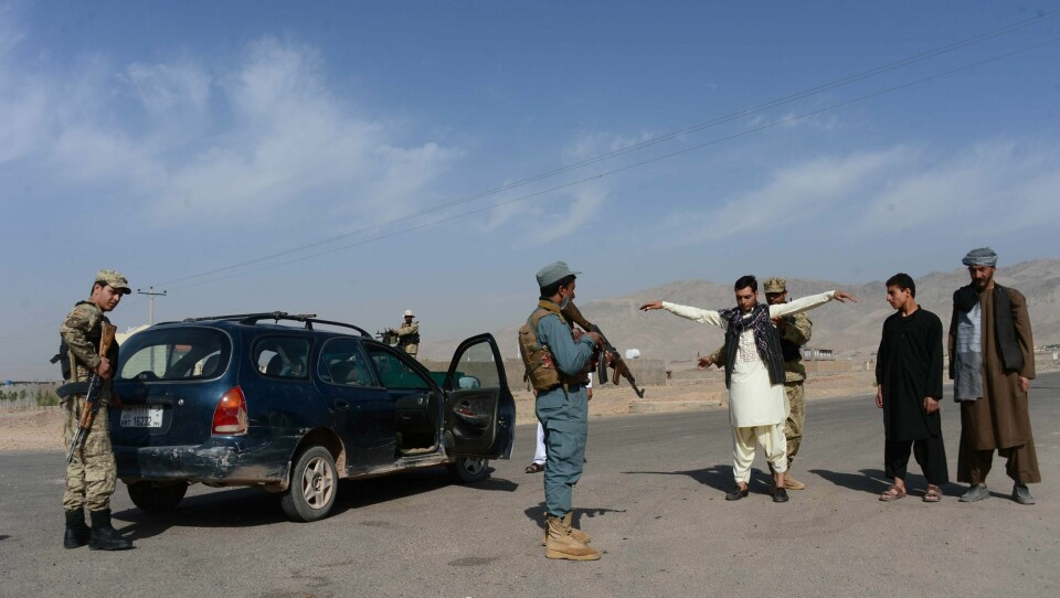 Afghanske sikkerhetsstyrker sjekker passasjerer i en bil ved et kontrollpunkt i Herat, området som regnes blant Afghanistans sikreste.