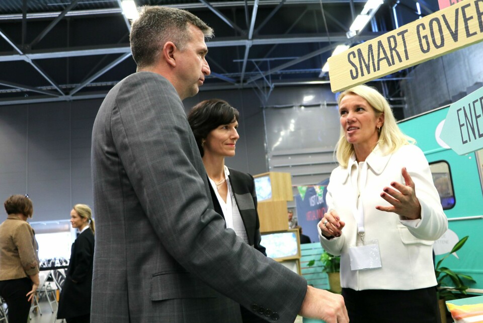 Christine Sagen Helgø (H) viser fram campingvognen som skal sirkulere i Stavangers bydeler i 2016 og 2017 til Microsoft-topp Tim Turitto og Microsoft Norge-direktør Kimberly Lein-Mathisen. Foto: Arne Birkemo