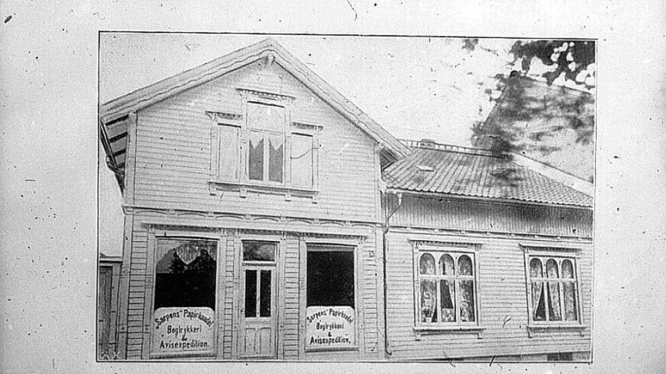 Sarpen: Dette er avishuset til den konservative avisa Sarpen i Torgata i Sarpsborg, slik det så ut i 1900.