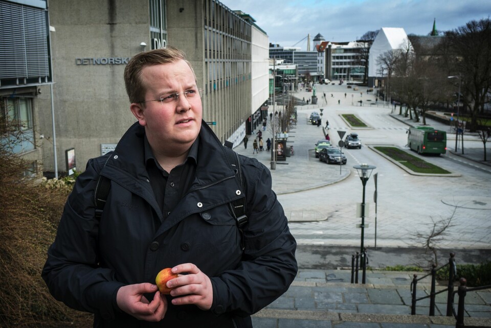 Eirik Faret Sakariassen (SV) er skeptisk til regjeringens forslag til budsjett, som kan føre til 16 færre lærere ved ungdomsskolene i Stavanger kommune. Ifølge ham blir det helt feil å gi skattelette til de rikeste, mens det kan bli flere elever per lærer. Budskapet hans er lærer framfor skattekutt til milliardærer. Eirik Faret Sakariassen (SV) er skeptisk til regjeringens forslag til budsjett, som kan føre til 16 færre lærere ved ungdomsskolene i Stavanger kommune. Ifølge ham blir det helt feil å gi skattelette til de rikeste, mens det kan bli flere elever per lærer. Budskapet hans er lærer framfor skattekutt til milliardærer.