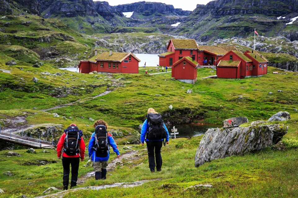 Høstferien står for tur, og det er nettopp dette mange bruker ferien til, å komme seg ut i naturen. Stavanger Turistforening har gode tips til både bekledning, og hva en bør ha og hva en strengt tatt ikke trenger å pakke med seg når man legger ut på tur. Foto: Marius Vervik