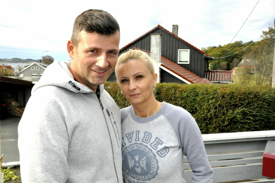 Ekteparet Grzegorz Konopka og Magda Maria Ostrowska Konopka bor under samme tak. De har ulike meninger om hvorvidt det er hensiktsmessig at Kristine Bonnevies vei skal benyttes som hovedakse inn til det kommende sykehuset eller ikke. Grzegorz er positiv, mens kona Magda Maria er skeptisk Foto: Eigil Kloster Osmundsen