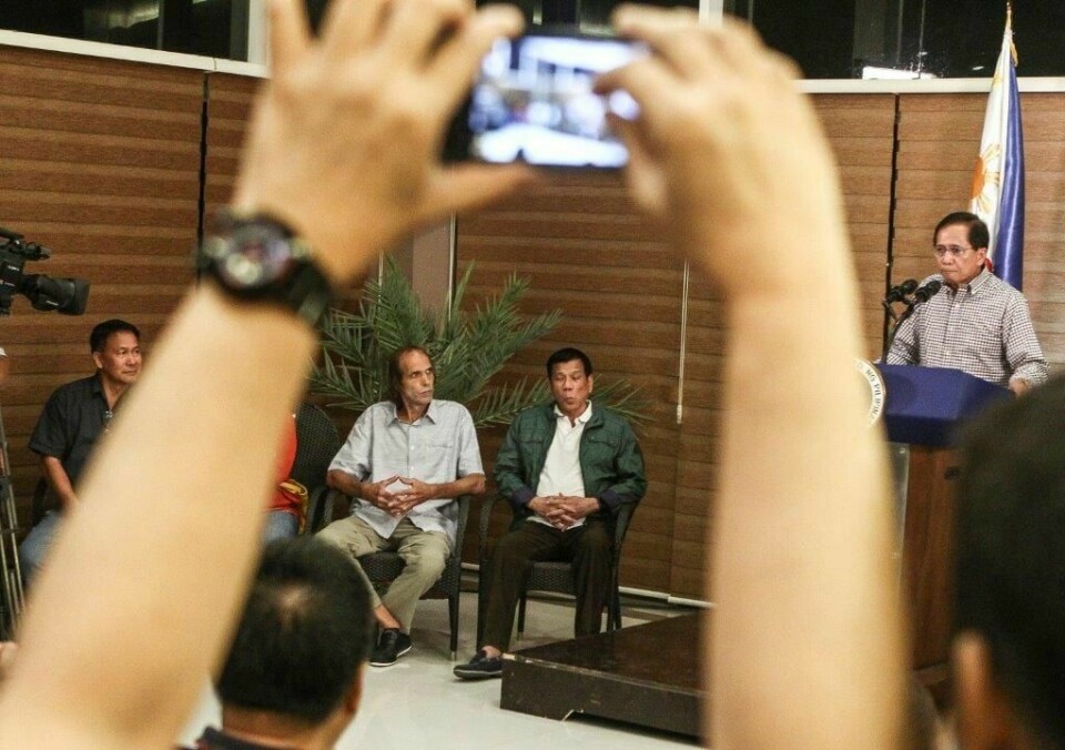 Nordmannen Kjartan Sekkingstad ble frigitt i september etter ett år i fangenskap hos Abu Sayyaf-geriljaen. Det ble betalt et ukjent beløp i løsepenger for ham. Her er han sammen med Filippinenes president Rodrigo Duterte (t.h.).