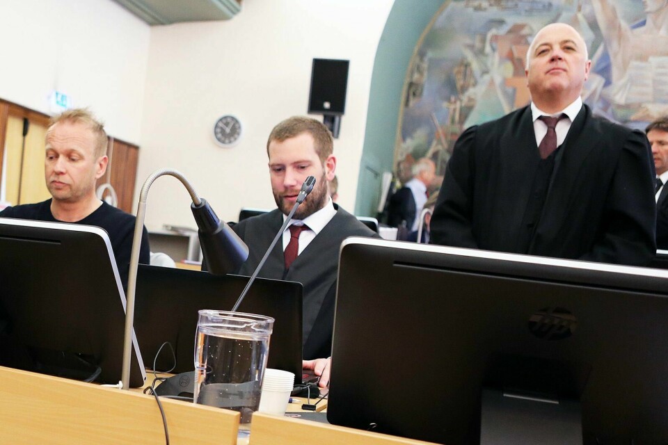 Kåre Nilsen (t.v.), her sammen med sine forsvarere Kristoffer Lerum og Odd Rune Torstrup, var i går ferdig med å sone dommen i innsidesaken. Foto: Frode Olsen